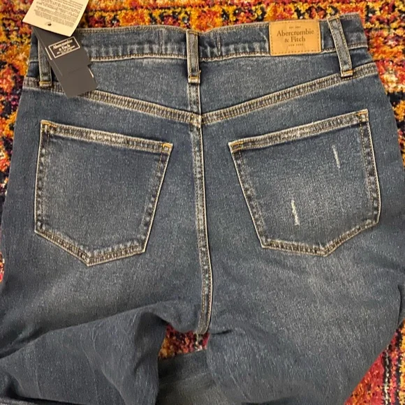 NWT Abercrombie and Fitch 90’s Straight Leg Jeans - Picture 4 of 5